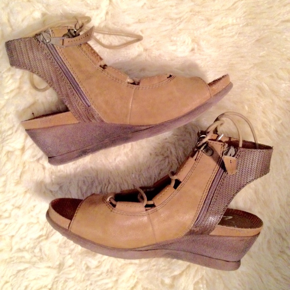 MIZ MOOZ SANDAL BOOTIES IN TAN!